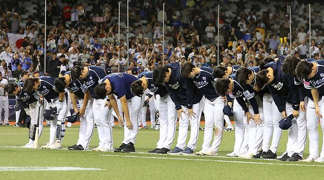 지난 15일 오후 대만 타이베이돔에서 열린 프리미어12 2024 B조 조별리그 일본전에서 패한 대한민국 선수들이 인사하고 있다. 연합뉴스
