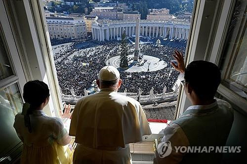 교황과 함께 주일 삼종기도 (바티칸 로이터=연합뉴스) 프란치스코 교황이 24일(현지시간) 바티칸 성 베드로 광장이 내려다보이는 사도궁 집무실 창가에서 주일 삼종기도를 주례하고 있다. 한복을 입은 한국 청년 2명이 교황의 양옆에 서서 손을 흔들고 있다. 2024.11.24 photo@yna.co.kr