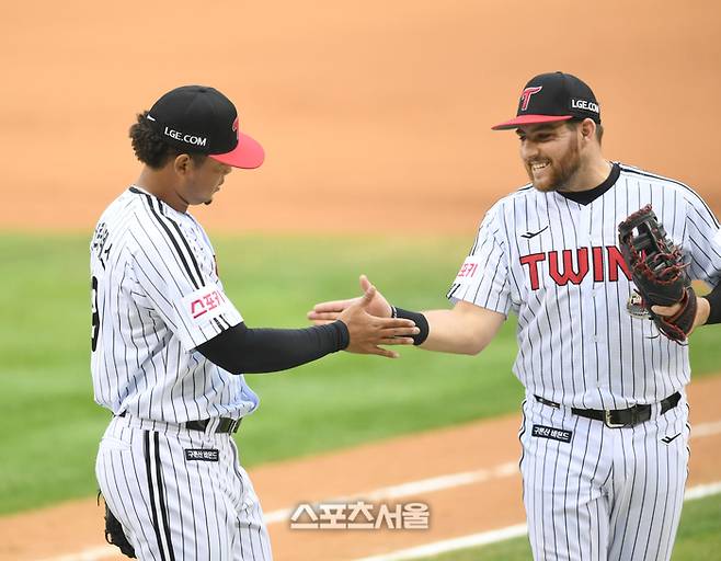 LG 에르난데스(왼쪽)가 잠실구장에서 열린 2024 KBO 준플레이오프 2차전 KT전에서 이닝을 마친 후 더그아웃으로 돌아가며 1루수 오스틴과 하이파이브를 하고 있다. 잠실 | 최승섭기자 thunder@sportsseoul.com