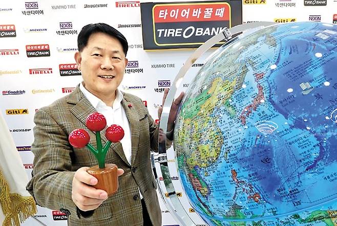 김정규 타이어뱅크 회장이 지난 15일 세종시 타이어뱅크 본사에서 사회복지공동모금회의 상징인 ‘사랑의 열매’를 들고 활짝 웃고 있다. 김 회장은 저출생으로 국가 존립이 위협받는다는 생각으로 출산 가구에 타이어를 지원하는 출산 캠페인을 벌이고 있다. /신현종 기자