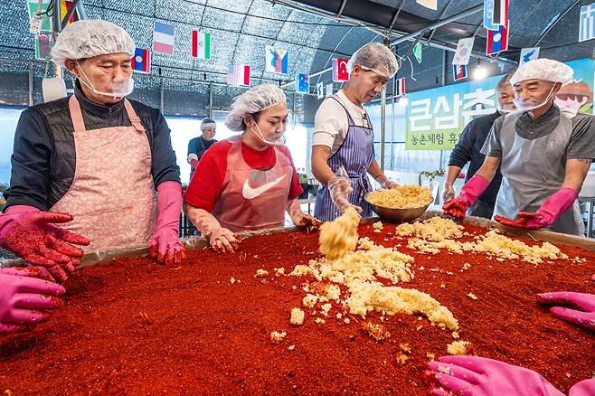 '큰삼촌농촌체험마을'에선 미리 준비해놓은 신선한 재료로 양념부터 함께 만든다. / 임화승 영상미디어 기자