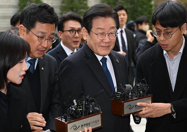 이재명 더불어민주당 대표가 25일 오후 서울 서초구 서울중앙지법에서 열린 '위증교사' 혐의 사건 1심 선고 공판에 출석하며 법정으로 향하고 있다. / 연합뉴스