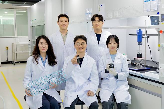 탄소나노튜브(CNT)를 파우더(가루) 형태로 만들어 손쉽게 분산하는 기술을 개발한 한국전기연구원 연구팀.&nbsp;전기연&nbsp;제공