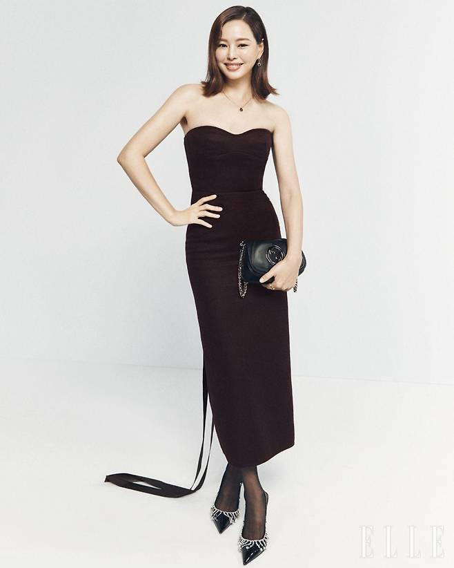 이하늬가 착용한 슬릿 디테일의 미디 드레스와 구찌 블론디 백, 크리스털 체인 펌프스, 구찌 인터로킹 G 스터드 이어링과 네크리스, 골드 홀스빗 셰이프 링은 모두 Gucci.