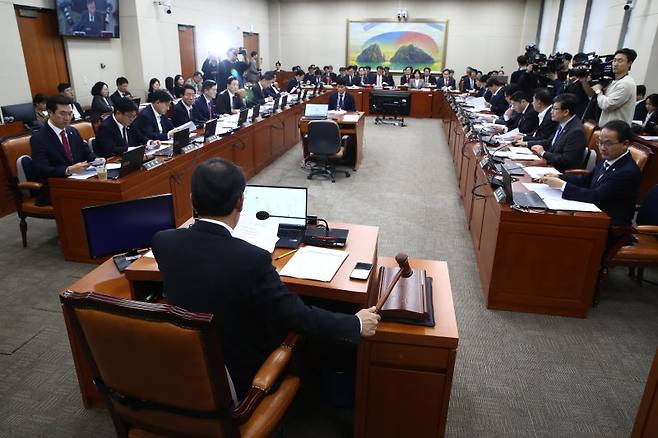 윤힌홍 국회 정무위원장이 12일 오후 서울 여의도 국회에서 열린 정무위원회 전체회의에서 의사봉을 두드리며 안건을 상정하고 있다. 2024.11.12/뉴스1 ⓒ News1 이광호 기자 /사진=뉴스1