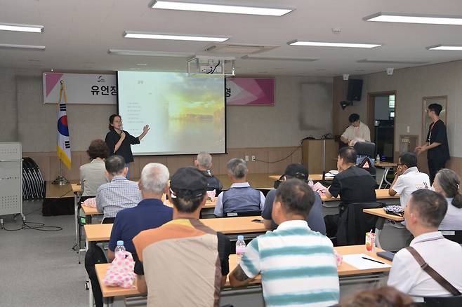 지난 8월 부산 동구보훈회관에서 혼자 사는 주민들이 유언장 작성 교육을 받고 있다. 부산 동구 제공