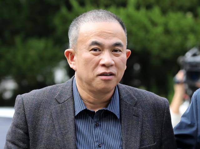 윤석열 대통령 부부 공천 개입 의혹의 핵심 인물인 명태균씨가 14일 정치자금법 위반 혐의로 경남 창원시 창원지방법원에서 열린 구속 전 피의자 심문(영장실질심사)에 출석하고 있다. 뉴스1