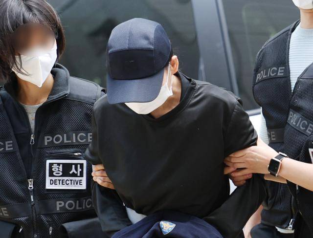 교회에서 여고생을 학대해 살해한 혐의를 받는 50대 여성 신도가 지난 5월 18일 구속 전 피의자 심문(영장실질심사)을 받기 위해 인천지법으로 들어서고 있다. 연합뉴스