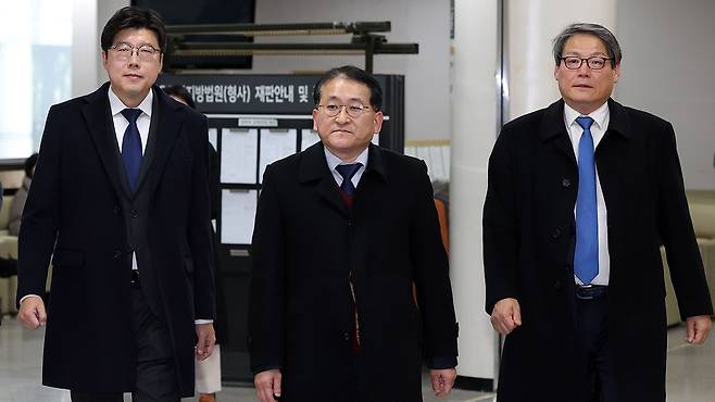 왼쪽부터 조국혁신당 이규원 대변인, 차규근 의원, 이광철 전 청와대 민정비서관 [공동취재]