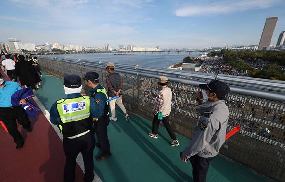 서울시 내 한강다리에서 발생하는 자살 시도가 3년간 5300여건에 달해 정밀한 예방 대책이 필요하다는 주장이 나왔다. 사진은 '2024 서울세계불꽃축제'가 열린 지난달 5일 서울 영등포구 마포대교에서 경찰이 안전관리 중인 모습. [사진=뉴시스]