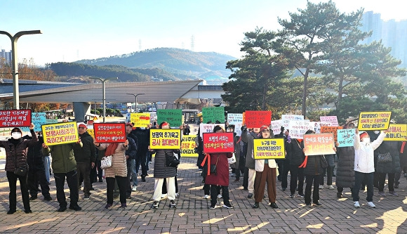 용인보평역지역주택조합 해산추진위원회 조합원들이 지난 22일 용인특례시청 앞에서 집회를 열고 있다. [사진=정재수 기자]