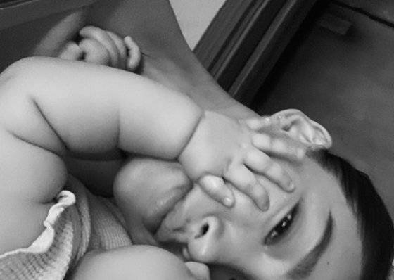 문가비가 지난 22일 자신의 인스타그램을 통해 출산 사실을 고백하며 아이와 함께 찍은 사진을 공유했다. 사진 문가비 인스타그램