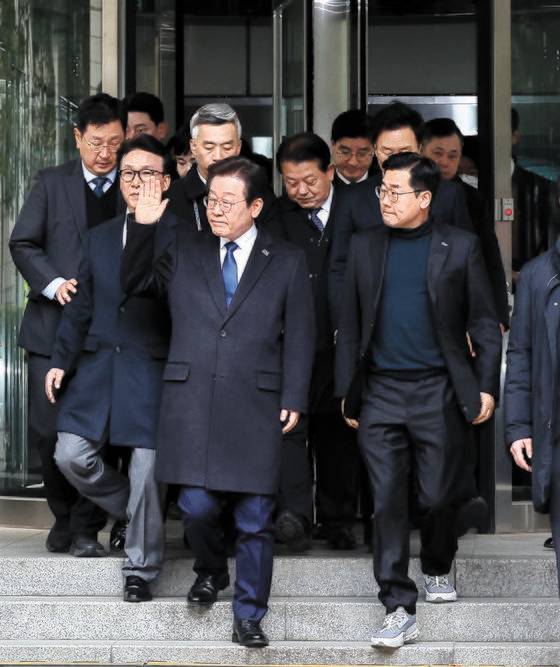 이재명 더불어민주당 대표가 25일 오후 서울 서초구 서울중앙지법에서 열린 '위증교사' 혐의 사건 1심 선고공판에서 무죄선고를 받은 뒤 법원을 나오며 지지자들에게 손을 흔들고 있다. 연합뉴스