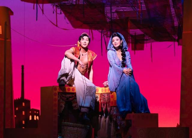 뮤지컬 ‘알라딘’에서 알라딘 역의 박강현과 자스민 공주 역의 민경아가 시장에서 처음 만나 호감을 갖게 되는 장면을 연기하고 있다.     (c)에스앤코