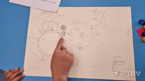 ‘평온한 한 해’ TRPG(이야기놀이)프로그램 참여 학생이 자신의 세계관이 담긴 지도 속 마을에 대해 설명하고 있다. 이나경기자