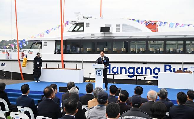 오세훈 서울시장이 25일 경남 사천시에서 열린 한강버스 진수식에서 축사를 하고 있다 /사진제공=서울시