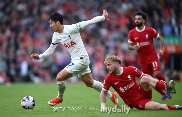 영국 스카이스포츠가 24일 공개한 영상에서 손흥민과 데이비스는 현재 프리미어리그 최고의 선수를 묻는 질문을 받았다. 손흥민과 데이비스는 나란히 살라를 답변으로 제출했다./게티이미지코리아