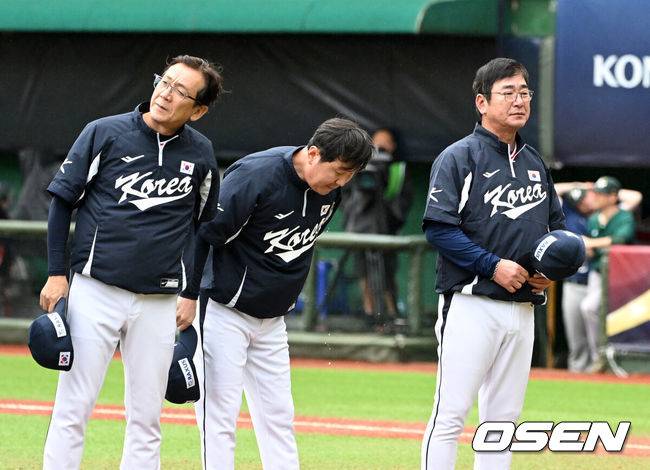 [OSEN=타이베이(대만), 이대선 기자] 조별예선 탈락이 일찌감치 확정됐지만, 김도영이 있어 미래를 밝힐 수 있었다. 프리미어12 최종전에 나선 류중일호가 김도영의 홈런 포함 3안타 맹타를 앞세워 유종의 미를 거뒀다.&nbsp;류중일 감독이 이끄는 한국 야구대표팀은 18일 대만 타이베이 티엔무야구장에서 열린 2024 WBSC 프리미어12 B조 조별예선 호주와의 최종전에서 5-2로 승리했다.&nbsp;경기 종료 후 한국 류중일 감독이 관중석을 향해 인사를 하고 있다.  2024.11.17 /sunday@osen.co.kr