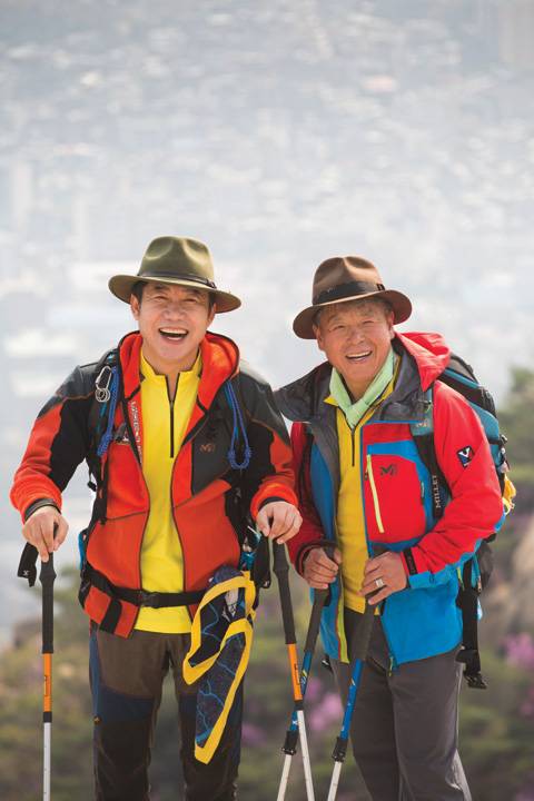 북한산 산행을 함께한 탤런트 박상원(왼쪽)씨와 엄홍길 대장.