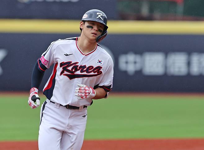 지난 18일(현지시간) 대만 타이베이시 톈무 야구장에서 열린 2024 WBSC 프리미어12 B조 예선 대한민국과 호주의 경기 6회말 대한민국 공격 2사 1루 상황에서 김도영이 투런 홈런을 친 뒤 홈으로 달리고 있다. 뉴스1