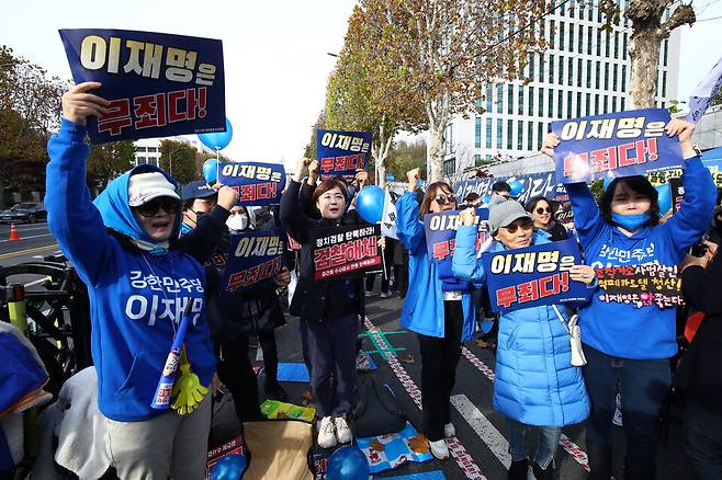 서울 서초구 서울중앙지법 앞에서 더불어민주당 이재명 대표의 위증교사 사건 무죄 선고를 들은 이 대표 지지자들이 환호하고 있다. ⓒ시사저널 임준선