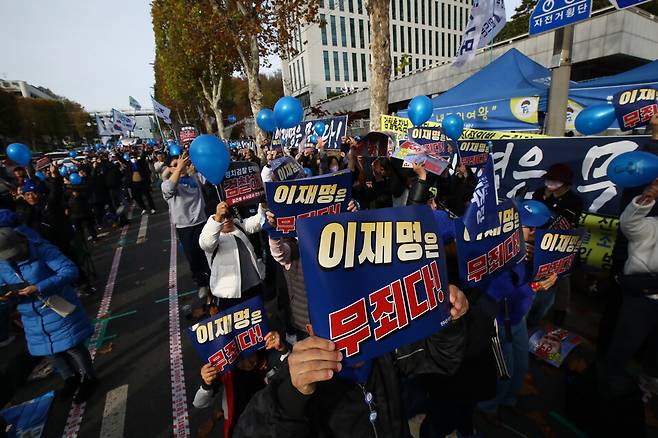 서울 서초구 서울중앙지법 앞에서 더불어민주당 이재명 대표의 위증교사 사건 무죄 선고를 들은 이 대표 지지자들이 환호하고 있다. ⓒ시사저널 임준선