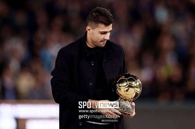 ▲&nbsp;스페인 언론 '아스'는 24일(이하 한국시간) 레알 마드리드 총회에서 발롱도르와 관련한 플로렌티노 페레스 회장의 발언을 전했다.&nbsp;페레스 회장은 "발롱도르는 어떤 기준을 적용하더라도 레알 마드리드 선수에게 돌아갔어야 했다. 많은 사람들이 비니시우스를 외쳤지만 우리 주장인 다니 카르바할과 주드 벨링엄이 될 수 있었다"라고 말문을 열었다.&nbsp;이어 "UEFA는 투표 시스템에 아무런 영향을 끼치지 않았다고 한다. 그러나 그들은 투표 시스템을 바꿨다"라고 덧붙였다.&nbsp;또한 "인구 100만 명도 안 되는 나라의 기자가 투표하고 있다. 더구나 아무도 모르는 기자들"이라며 "나미비아, 우간다, 알바니아, 핀란드가 없었다면 비니시우스 주니오르가 발롱도르를 받았을 것"이라고 비하를 담았다.&nbsp;