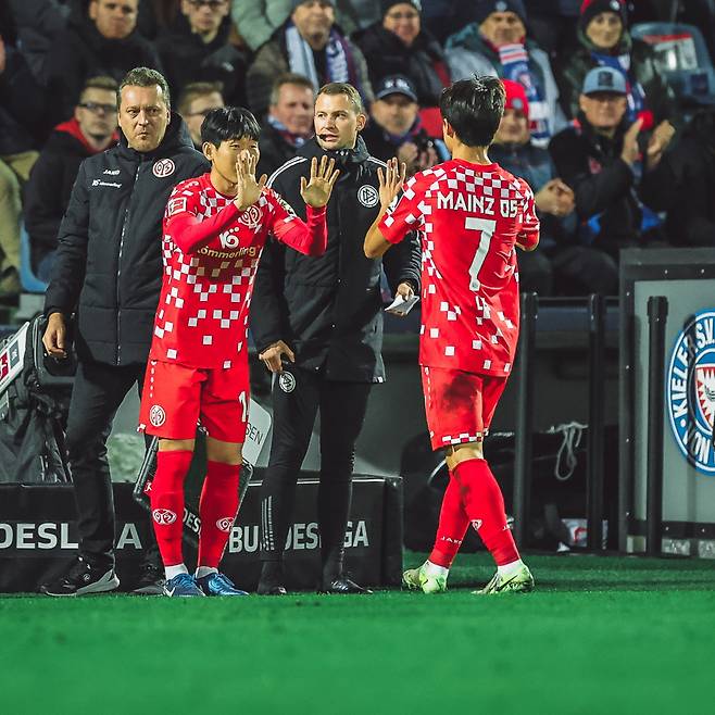 24일(한국시간) 킬의 홀슈타인 스타디온에서 열린 2024~2025시즌 독일 분데스리가 11라운드 후반전 홍현석(왼쪽)과 이재성이 교체하고 있다.  /사진=마인츠 공식 사회관계망서비스(SNS)