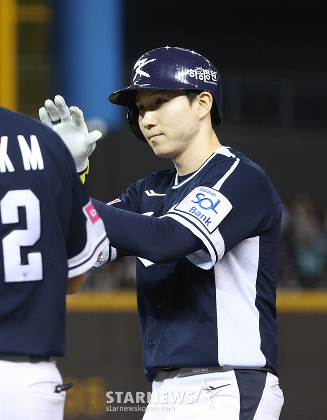 '2024 WBSC 프리미어12' B조 예선 한국-일본전이 지난 15일 대만 타이베이돔에서 열렸다.  한국 박성한이 4회초 1사에서 우전 안타로 출루한 후 세리머니를 하고 있다. /사진=김진경 대기자