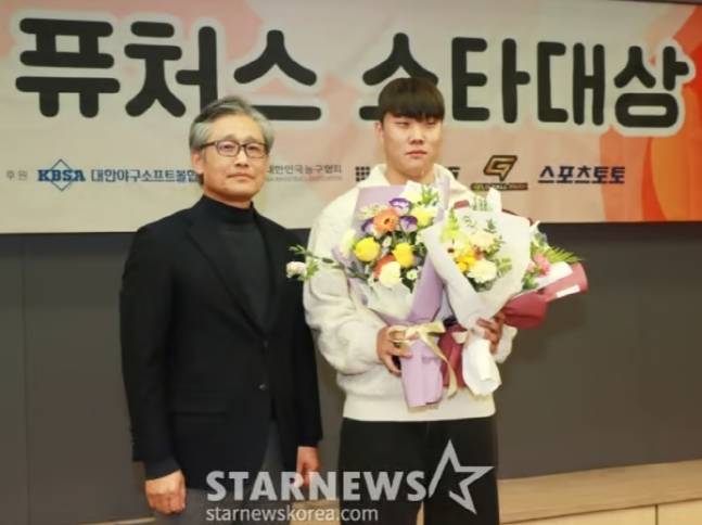 박준순(오른쪽)이 25일 2024 퓨처스 스타대상 시상식에서 스타상을 수상한 뒤 양해영 대한야구소프트볼연맹 부회장과 기념촬영을 하고 있다. /사진=이동훈 기자