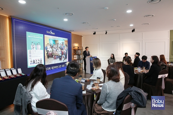 최규삼 베이비뉴스 대표가 2024 올해의 브랜드 대상 시상식에서 베이비뉴스의 2024년 10대 뉴스를 발표하고 있다. 이효상 기자 ⓒ베이비뉴스