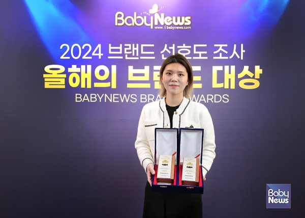 임장미 아이브이지(베이비브레짜) 책임이 2024 브랜드 선호도조사 올해의 브랜드 대상 시상식에서 분유제조기 부문과 이유식 마스터기 부문 2개 부문에 대한 상패를 전달받고 기념촬영을 하고 있다. 이효상 기자 ⓒ베이비뉴스&nbsp;
