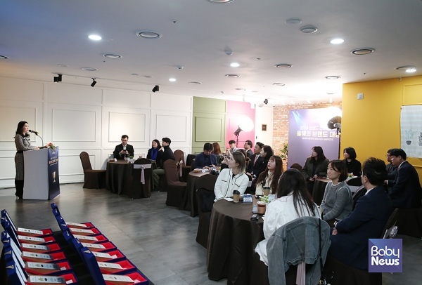 박유미 베이비뉴스 전략기획실장이 2024 올해의 브랜드 대상 시상식을 진행하고 있다. 이효상 기자 ⓒ베이비뉴스