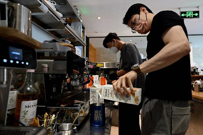 중국 베이징의 한 마을에 위치한 커피숍에서 직원이 커피를 제조 중이다. (사진=AFP)