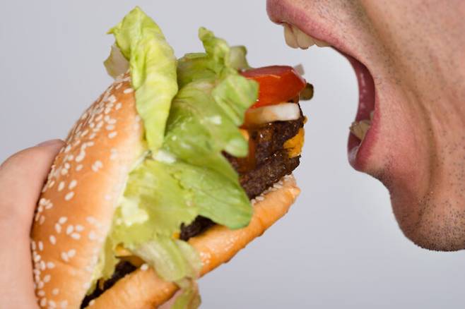 과식이나 폭식은 스트레스나 특정 감정으로 인해 촉발된 식욕이 원인일 수 있다. [사진=클립아트코리아]