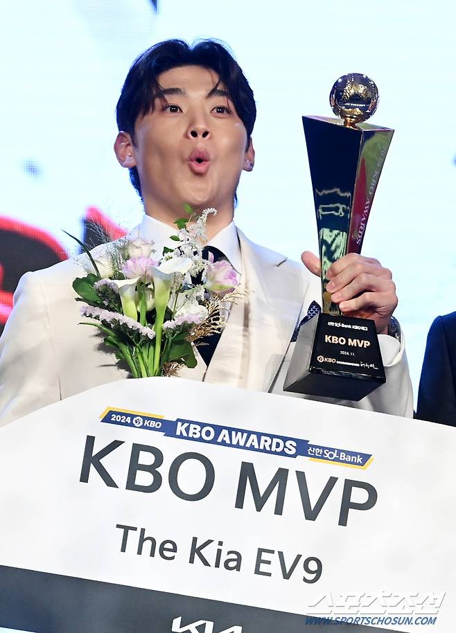 26일 롯데호텔월드에서 열린 2024 KBO 시상식, MVP를 수상한 KIA 김도영이 폭죽에 깜짝 놀라고 있다. 잠실=허상욱 기자 wook@sportschosun.com/2024.11.26/