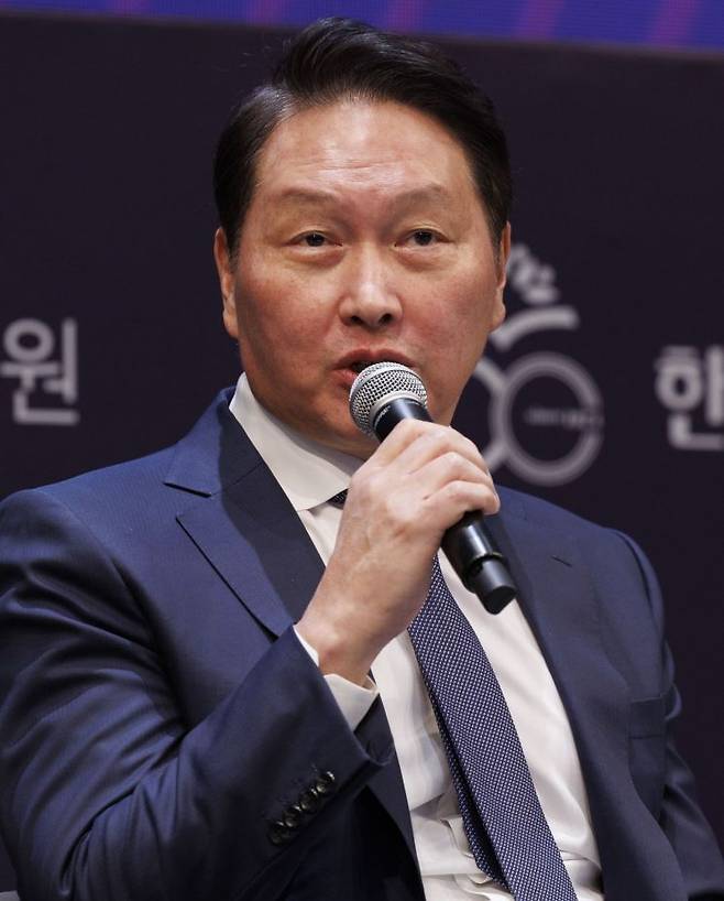 한국고등교육재단과 최종현 학술원 이사장인 최태원 SK그룹 회장이 26일 오후 서울 광진구 워커힐 컨벤션에서 열린 한국고등교육재단 창립 50주년 미래인재 콘퍼런스 인재토크 패널로 참석해 미래 인재상에 대한 의견을 말하고 있다. 연합뉴스