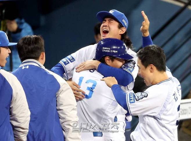 2024 프로야구 KBO 포스트시즌 삼성라이온즈와 KIA타이거즈의 한국시리즈(KS) 3차전 경기가 25일 오후 대구 삼성라이온즈파크에서 열렸다. 3회말 1사 솔로홈런을 치고 홈인한 이성규를 구자욱이 끌어안으며 축하해주고 있다. 대구=김민규 기자 mgkim1@edaily.co.kr /2024.10.25/