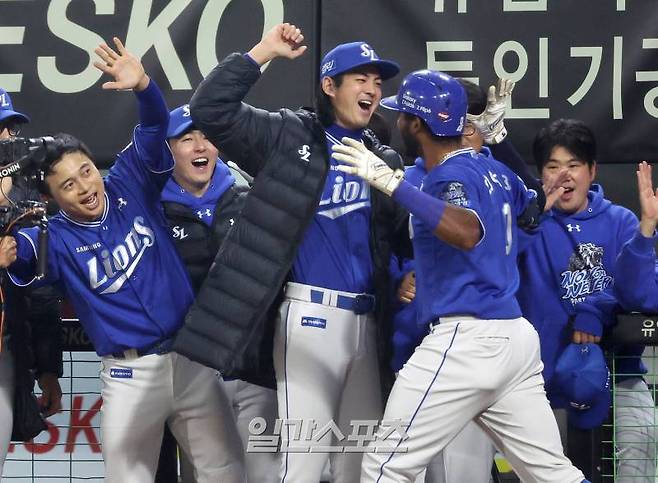 2024 프로야구 KBO 포스트시즌 KIA타이거즈와 삼성라이온즈의 한국시리즈(KS) 5차전 경기가 28일 오후 광주 기아챔피언스필드에서 열렸다. 3회초 2사 1루 디아즈가 1회에 이어 연타석 투런홈런을 치고 홈인해 구자욱 등 동료들의 축하를 받고 있다. 광주=김민규 기자 mgkim1@edaily.co.kr /2024.10.28/