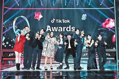 틱톡 어워즈에서 상을 받은 크리에이터들. 왼쪽부터 진우와 해티, 쿠킴, 젼언니, 하다, 룰루보이, 닛몰캐쉬, 고로켓, 영찍남.