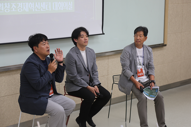 ▲ 이해정 강원창조경제혁신센터장이 지난 6월 센터에서 개최한 6월 춘천 벤처클럽에서 최대우 와이앤아처 상무, 최상찬 스테이빌리티 이사와 대화를 나누고 있다.