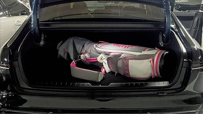 2025년형 디 올 뉴 그랜저 3.5리터 LPG 모델 트렁크에 골프백이 넉넉하게 들어간다. /신정은 기자