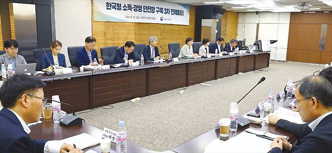 농업·농촌의 공익기능 증진과 농가소득 안정을 위한 공익직불제가 긍정적 효과를 거두고 있다. 송미령 농림축산식품부 장관(오른쪽 네번째 )이 공익직불제 확대 등 한국형 농가소득·경영 안정 정책 논의를 위해 민·관·학 협의체 회의를 주재하고 있다.  농림축산식품부 제공