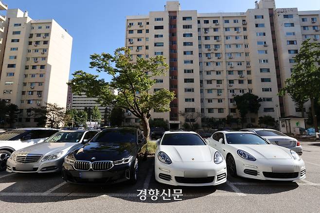 서울시 강남구 압구정 현대1,2차 아파트에 10일 외제차량이 주차돼 있다. 경향신문 자료사진