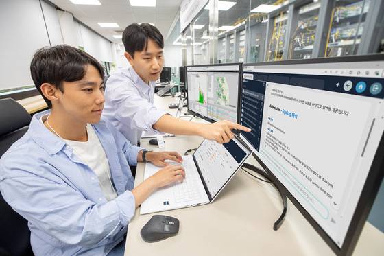 KT employees test the functionality of AI Meister and AI Operator at the telecom's research center in Seocho District, southern Seoul. [KT]