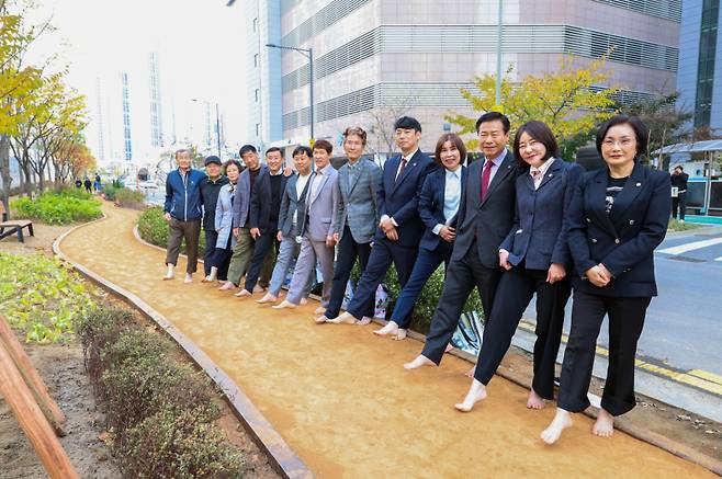 맨발 산책로 개장식 참석자들이 기념촬영을 하고 있다. 중구청 제공