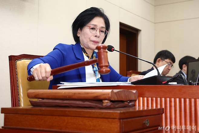 최민희 과학기술정보방송통신위원장이 26일 오전 서울 여의도 국회에서 열린 과학기술정보방송통신위원회 제17차 전체회의에서 안건을 가결하고 있다. /사진=뉴스1