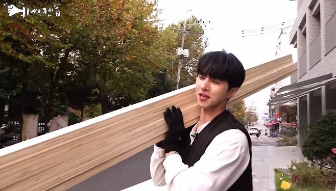 곰방 업무를 체험하는 그룹 빅스 멤버 켄 /사진=유튜브 채널 '별별별 스튜디오' 캡처