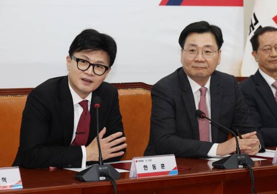 한동훈 국민의힘 대표가 25일 서울 여의도 국회에서 열린 통일위원회 임명장 수여식 및 1차 회의에서 인사말을 하고 있다. 뉴시스