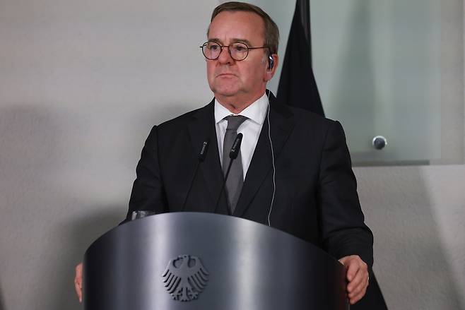 25일(현지시간) 독일 베를린의 독일 국방부에서 열린 기자회견에서 보리스 피스토리우스 독일 국방장관이 연설하고 있다. [EPA]